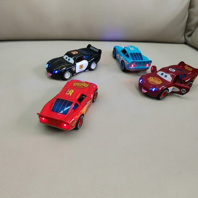 Disney Toy Story 3 modelo de coche Lightning Mcqueen Metal fundido a presión con luces rueda extraíble inercial escupir tu lengüeta coches Juguetes