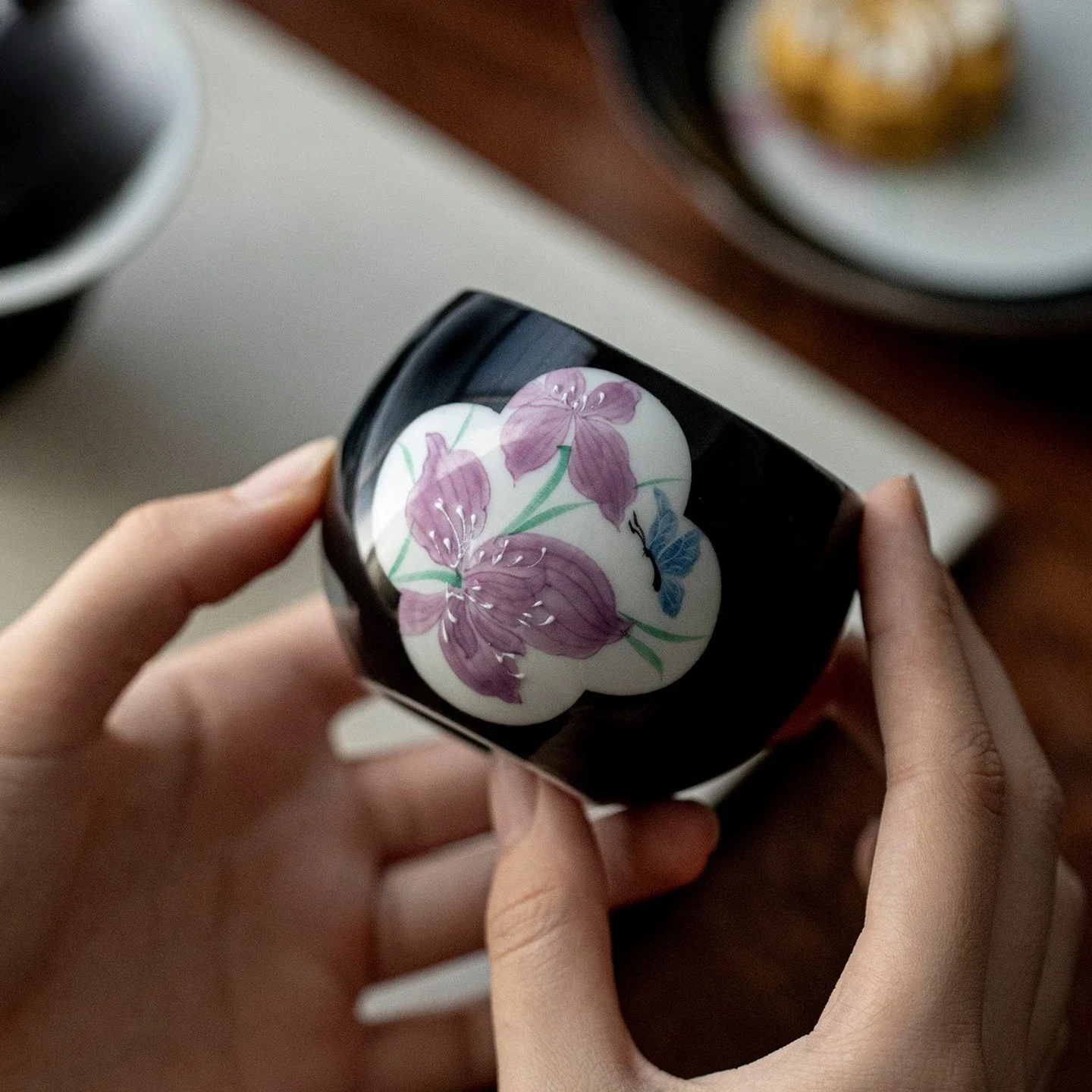 1Pc Black Ground Window Hand-painted Iris Flower Ceramic Teacup Kung Fu Tea Set Household TeaCup Special Master Cup Tea Ceremony