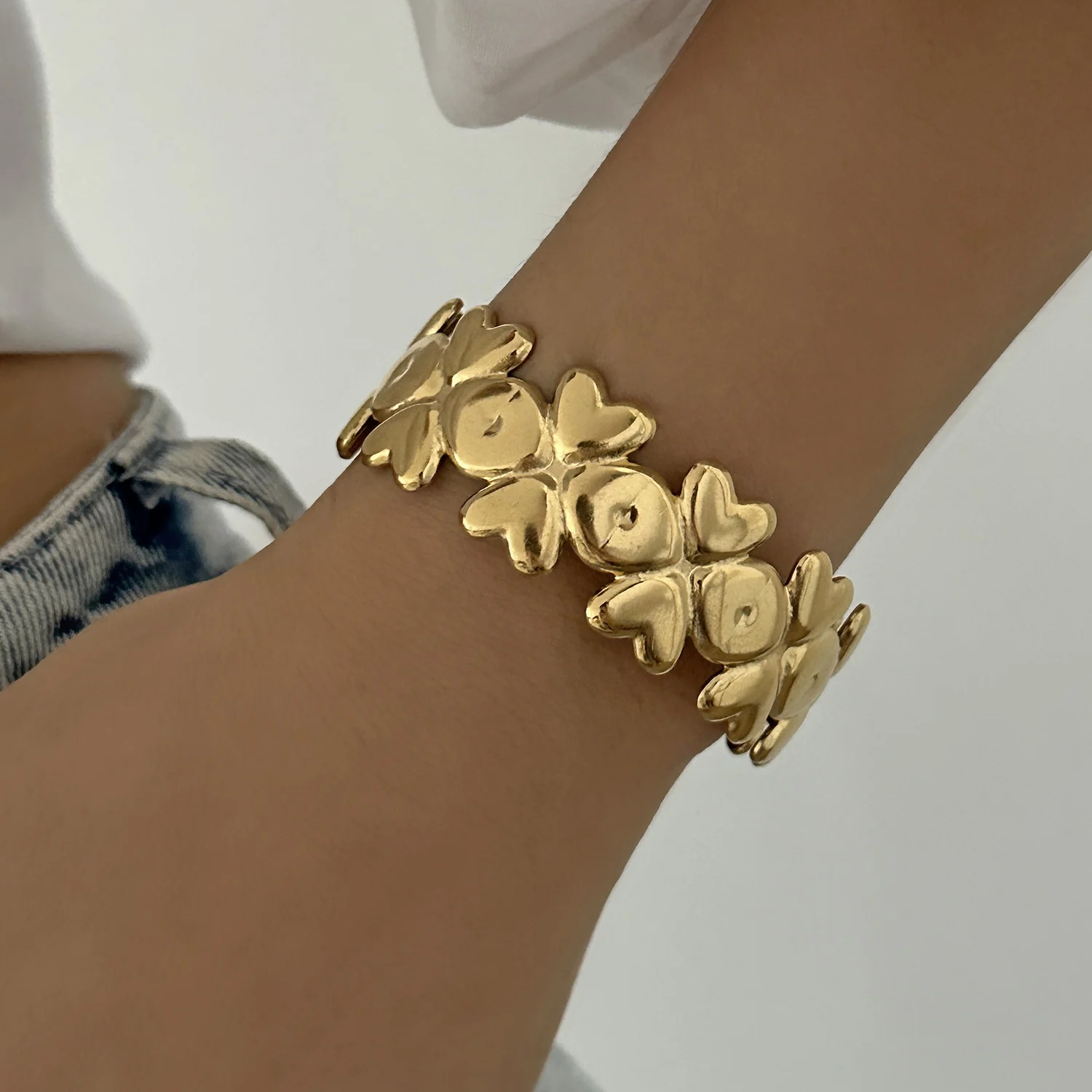 Exquisiter Edelstahl-Armreif mit Herz-Ausschnitt für Damen, Schicker Stapelbarer Schmuck für Strandurlaub und Partys – Detail 3