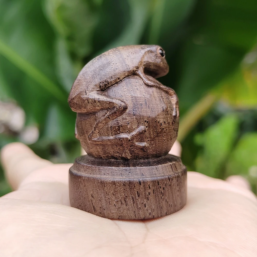 Handgeschnitzte Holz-Froschfigur, die eine Kugel hält, kleine Statue als Dekoration, im chinesischen Stil, minimalistischer Stil, geeignet für Schreibtischdekorationen, Weihnachtsdekorationen, Wohnraumdekoration, Wohnzimmer, Büro, Geschenke für den Schulbeginn, Neujahrsgeschenke. – Detail 5