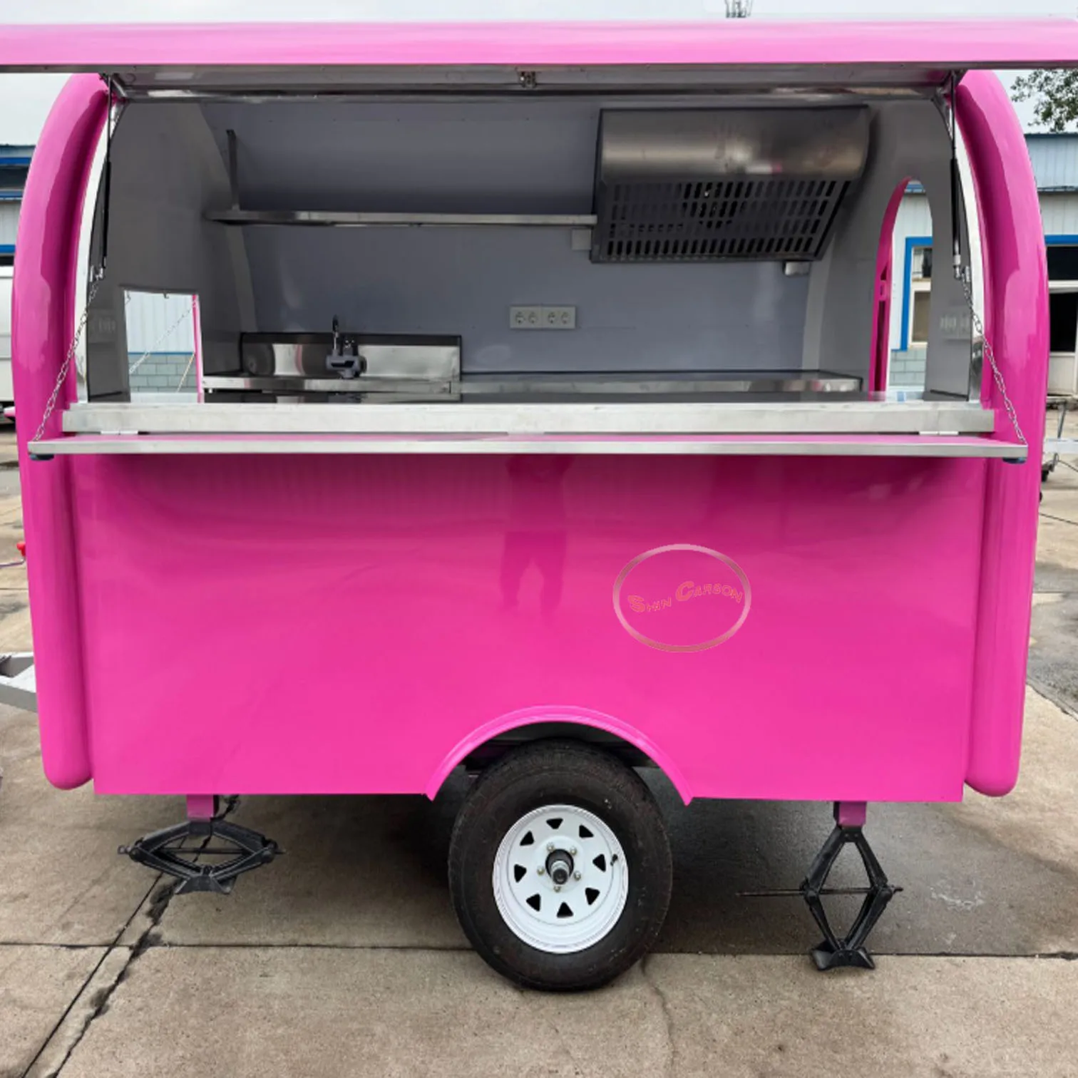 

High-saturation pink outdoor food trailer, with a high-value appearance that catches the eye, an essential for mobile food stall