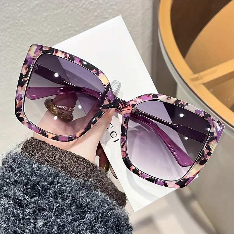 

1pc Women's Large Square Frame Fashion Sunglasses - Stylish Gradient Purple Lens with Tortoiseshell Pattern