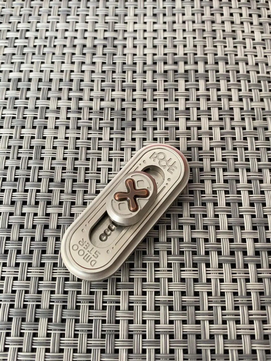 Used meat pigeon clever crispy stick mini edc metal decompression toy