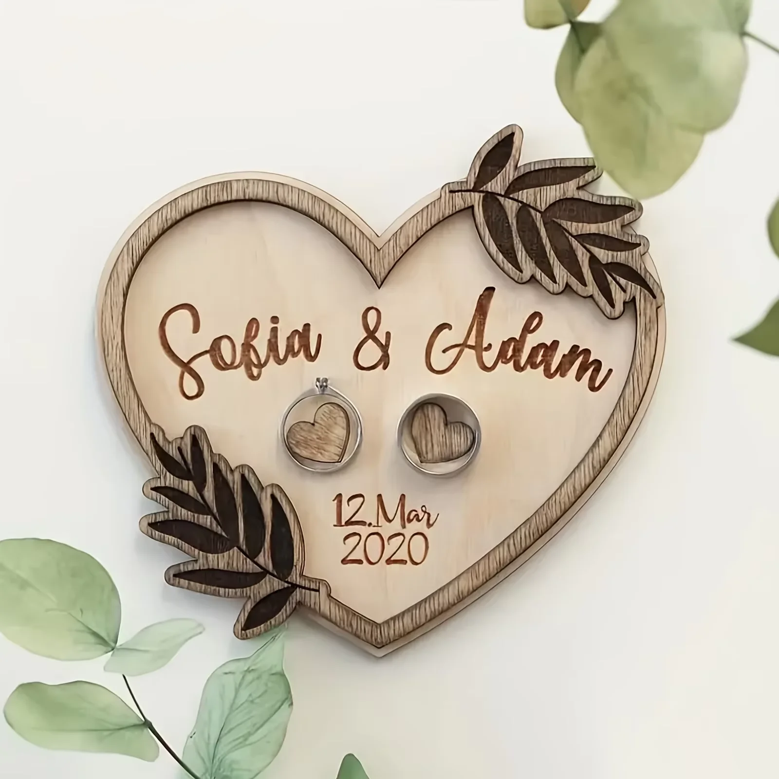 suporte-de-aliancas-de-casamento-em-madeira-personalizado-em-forma-de-coracao-gravado-com-nomes-do-casal-para-cerimonias