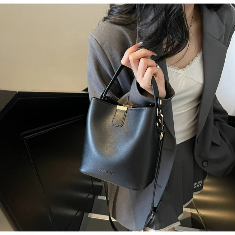 حقيبة كروس نسائية بوهيمية بكتف واحد وتصميم زهور وواسعة للارتداء اليومي