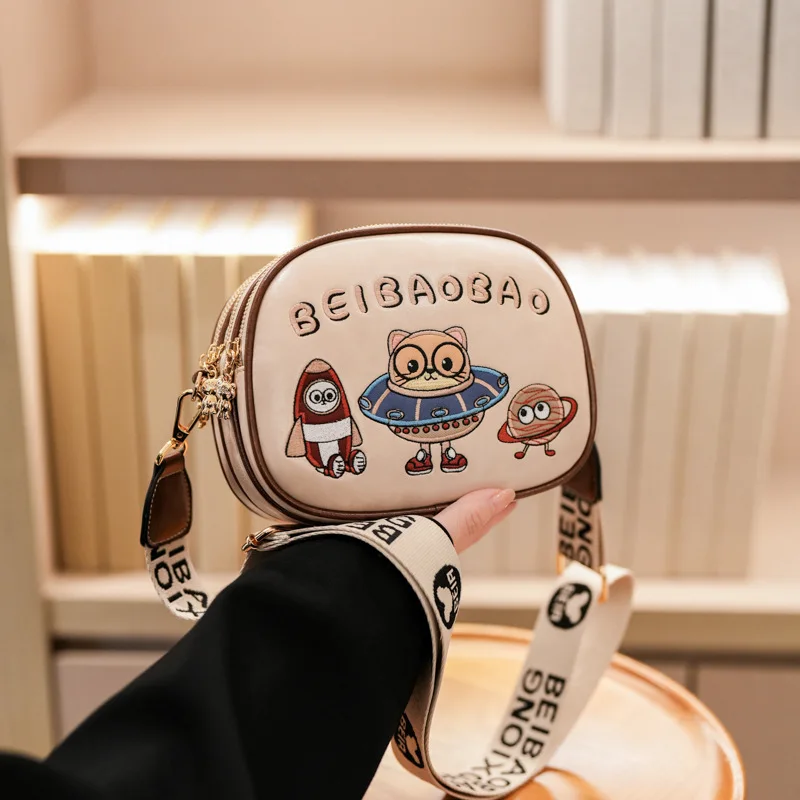 

2025 Новинка! Женская маленькая квадратная сумка с вышивкой — широкий ремешок, модное мультяшное плечо/мессенджер для поездок на работу и телефона