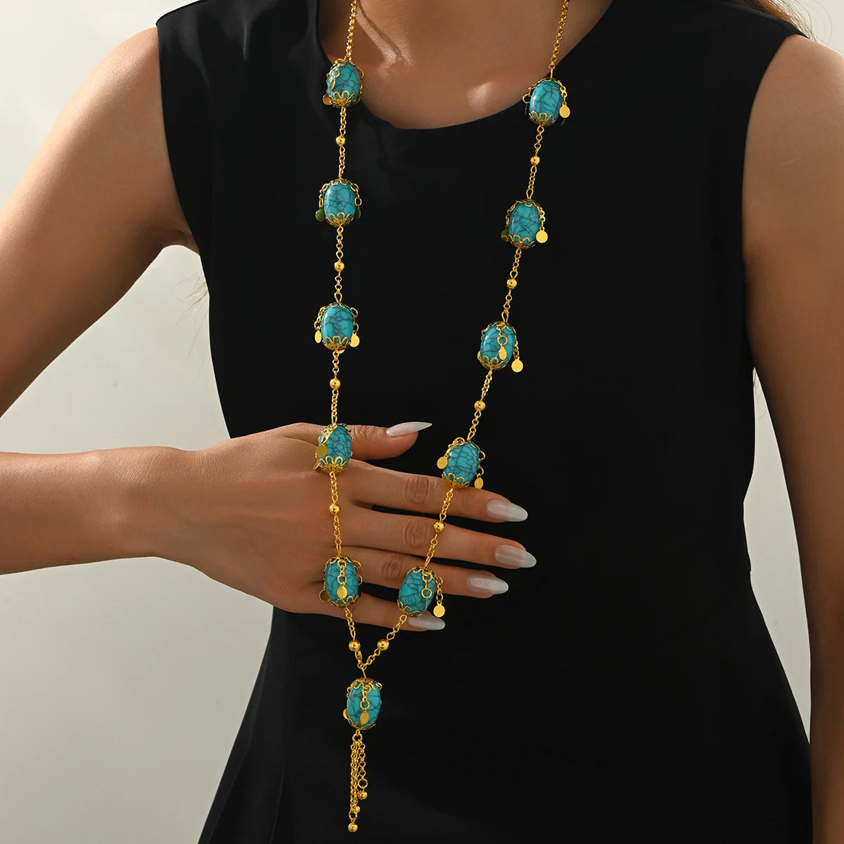 A Blue Oval Pendant Necklace With Ethnic Style, Suitable For Formal Banquet, Beach Party Or Wedding Dress.