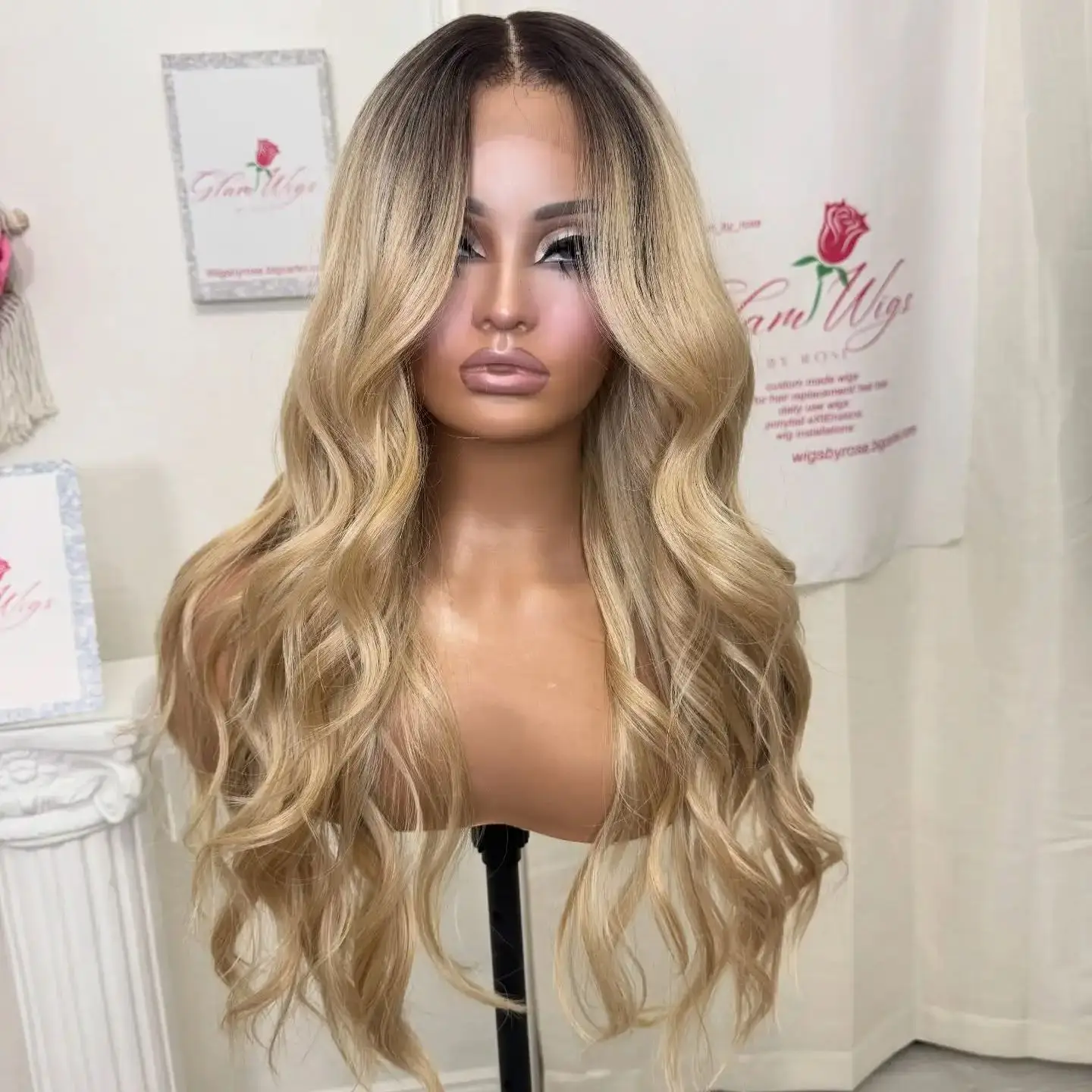 

26 дюймов Золотисто-русый синтетический кружевной верхний парик с темными корнями Средний пробор Свободная волна Длинный женский парик для повседневного использования на вечеринке