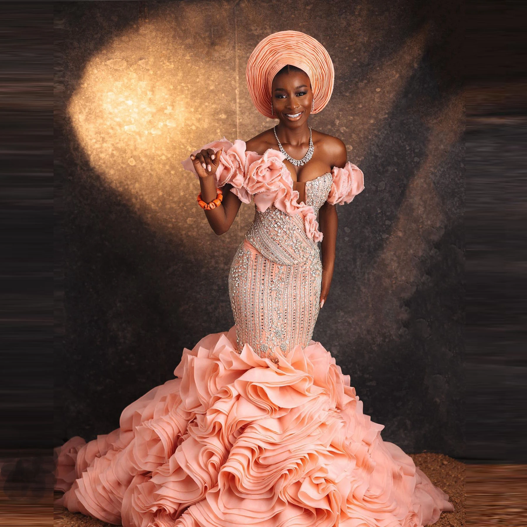 

Роскошное Розовое женское вечернее платье с рукавами-крылышками и оборками из бисера