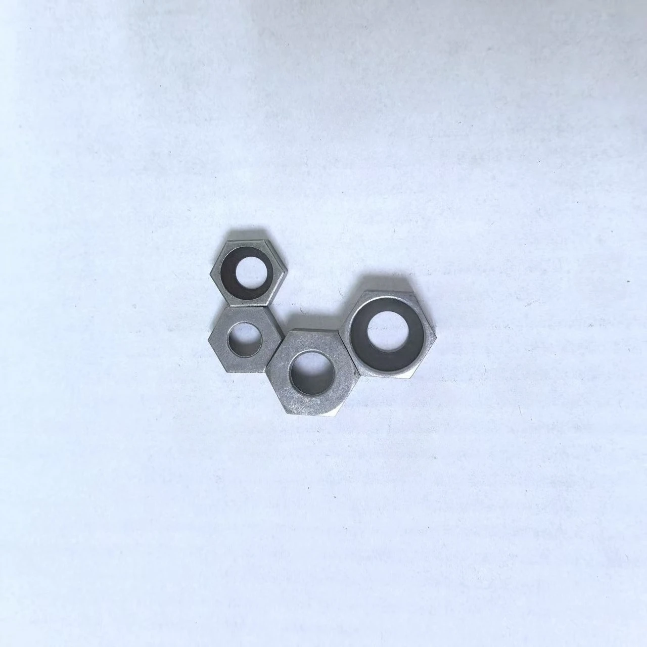 usinagem-cnc-hexagonal-dispositivo-de-medicao-superior-fixacao-cnc-pecas-em-lote-processamento-lado-ferramenta-fixa-torno-de-precisao