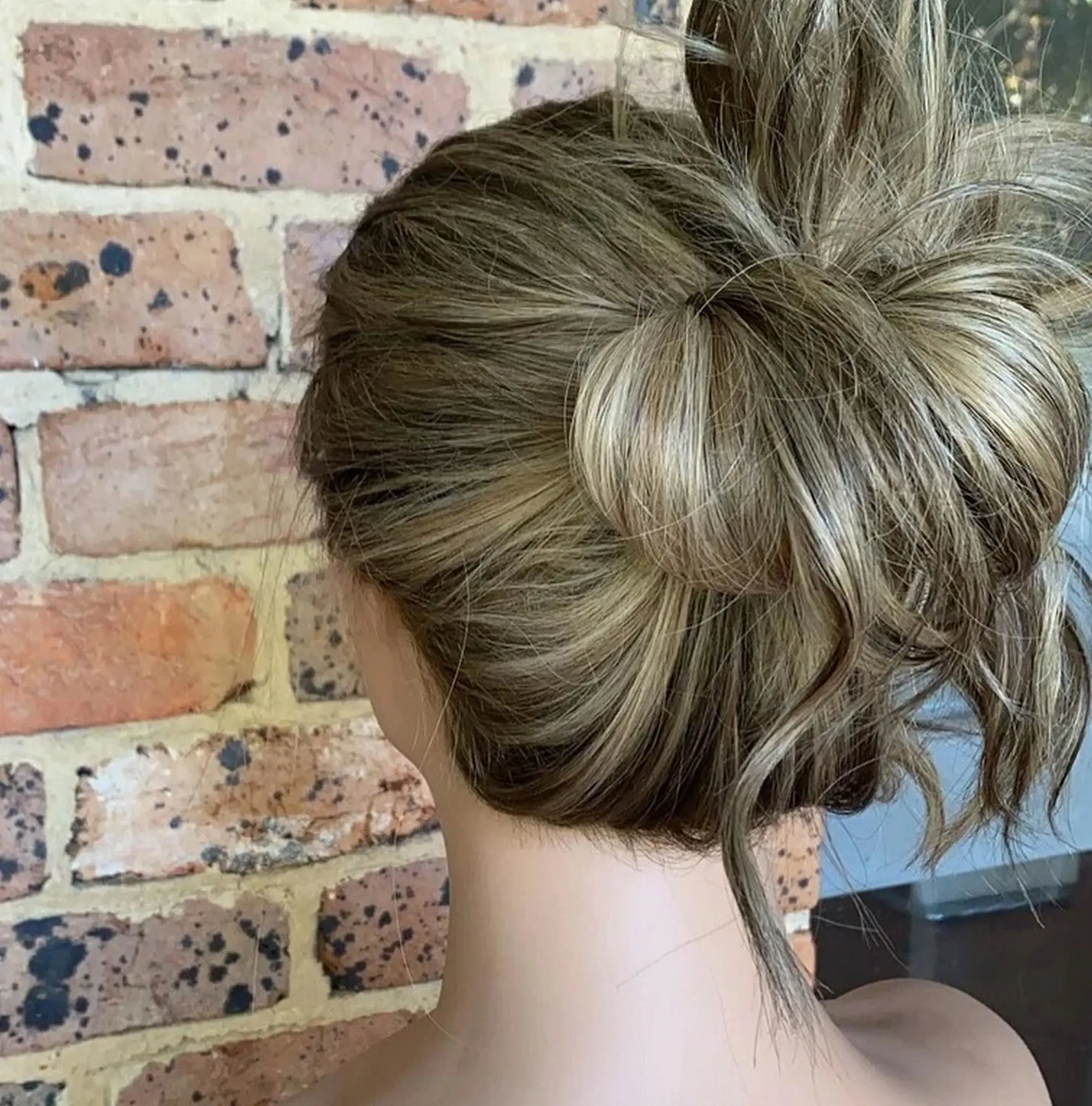 

Highlight Caramel Brown Synthetic Lace Frontal Wigs With Dark Roots Shoulder Trendy Natural Body Wave Futura Wig Daily Used