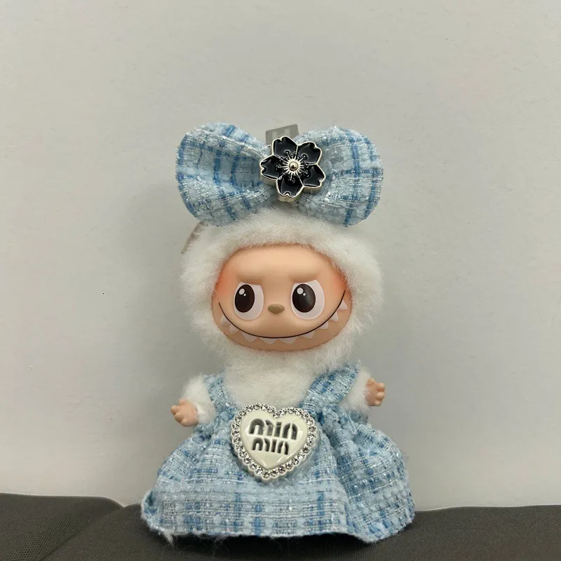 ملابس أطفال من Labubu 4.0 ملابس Xiaoxiangfeng سلسلة كلمة المرور على شكل قلب Labubu صندوق أعمى ملابس دمى هدية عيد ميلاد