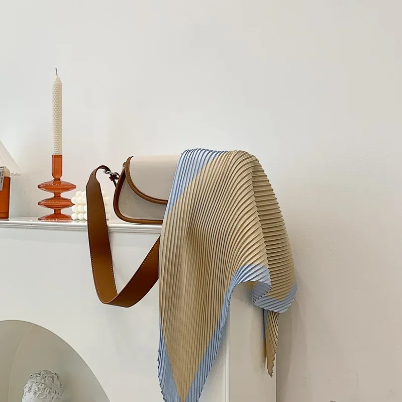 여성용 봄 여름 스카프는 주름과 인스 스카프가 있는 세련되고 심플하며 다재다능한 스카프로 스커트와 함께 착용 가능합니다.