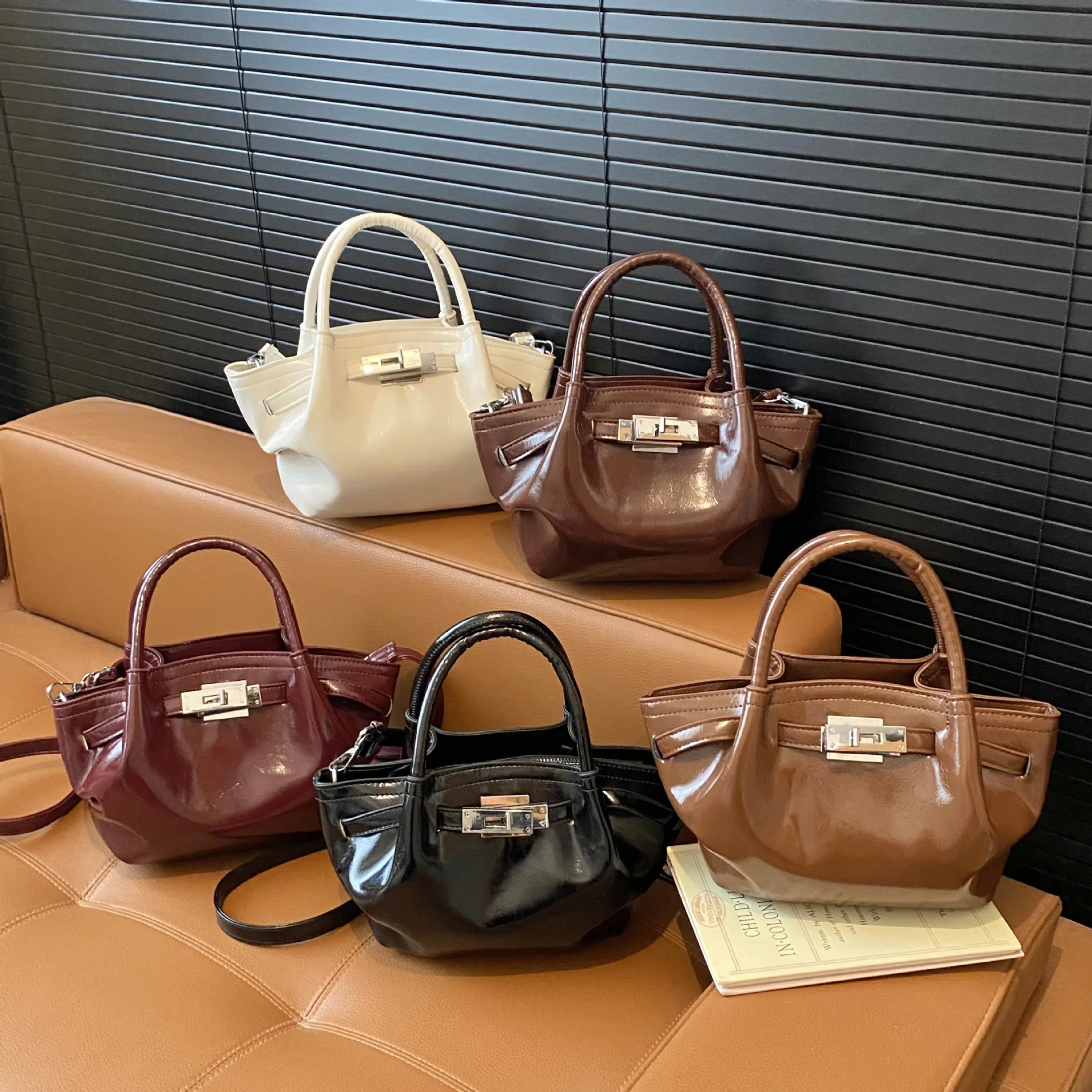 

2025 Autumn Niche Bucket Bag, Vintage Shoulder Purse for Women, Versatile Crossbody Tote, Minimalist Day to Night Bag, Textured