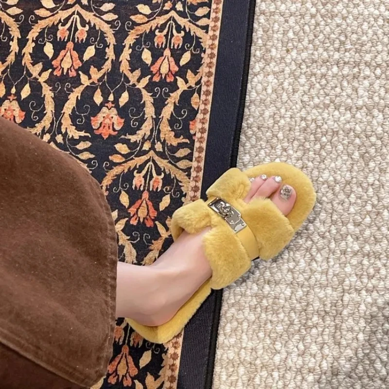 

Элегантные женские меховые тапочки, новинка 2023 года, модные пушистые теплые туфли на плоской подошве, домашняя напольная обувь, сандалии, элитная обувь