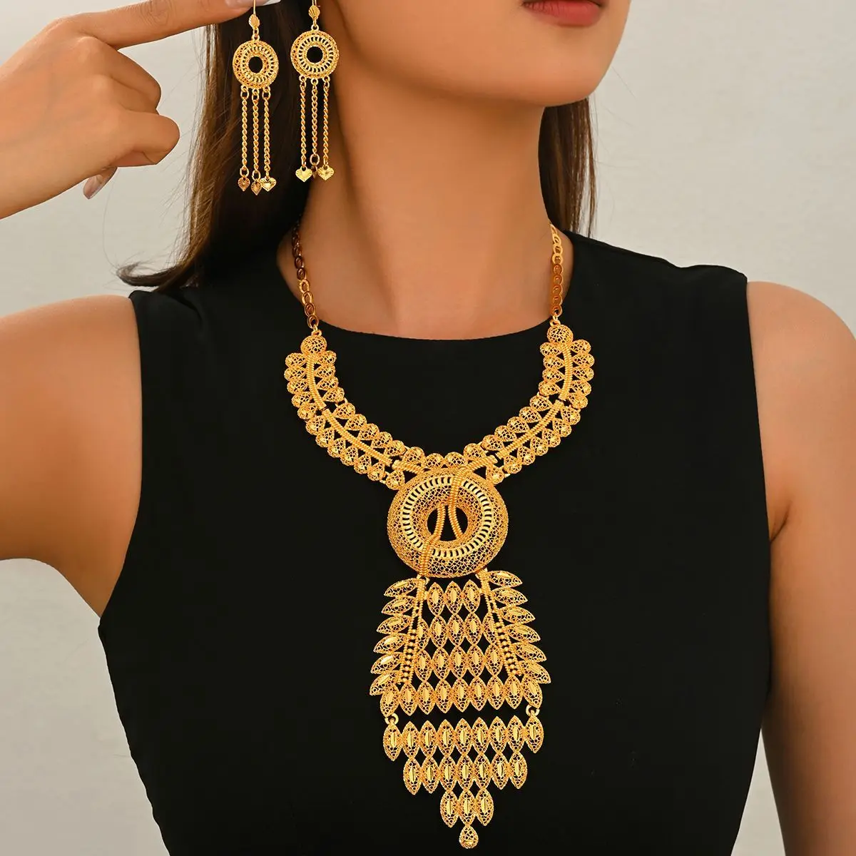 New Fashion High-end Dubai 24K Gold Plated Necklace and Earrings Set for a Lover's Bridal Party Accessories 666
