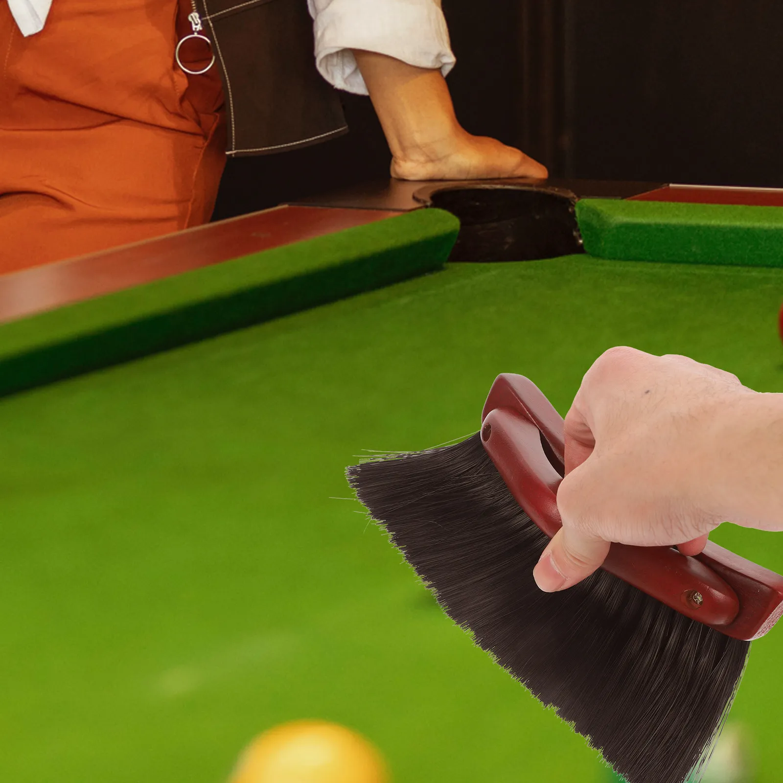 

Премиальная щетка для бильярда с двойной длиной щетины, легко очищает углы, деревянная ручка, не царапает поверхность бильярдного стола и фетра.