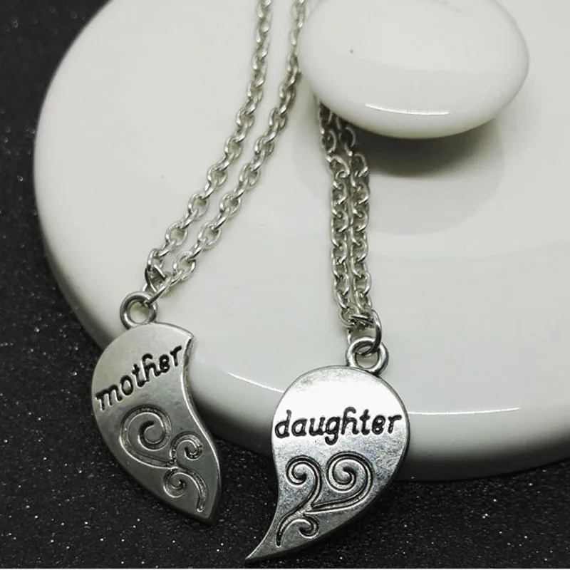 A unique letter "Mother and Daughter" splicing love necklace is simple and fashionable to send to friends or mothers.