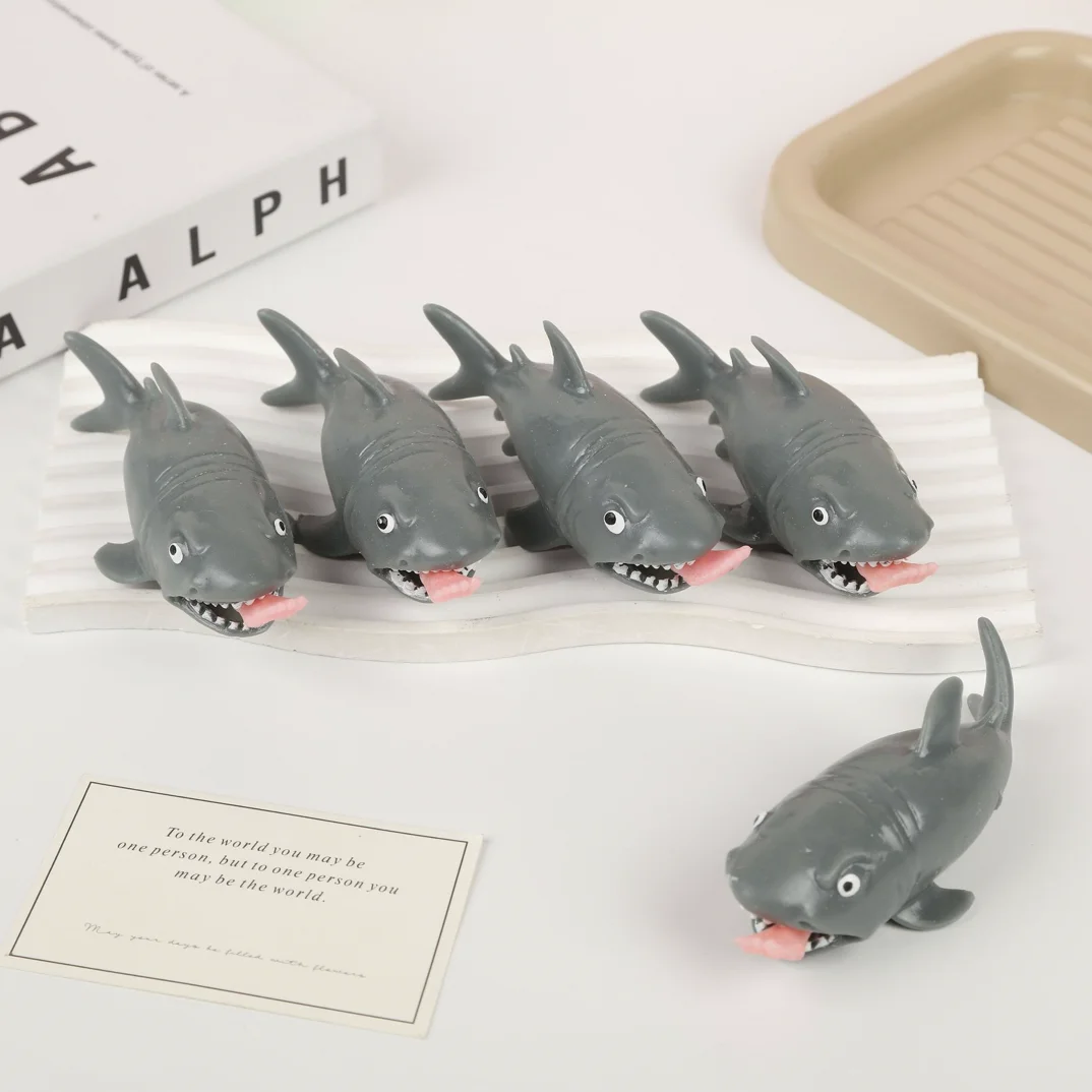 Interessant homme mangeant requin presser jambe mangeant jouet terrifiant grande bouche animal farce humoristique soulager le stress anti-stress enfants