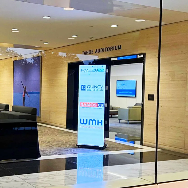 ملصق شاشة ملصق LED واسعة متحركة على عجلات Pantalla مصباح LED تجاري بالألوان الكاملة