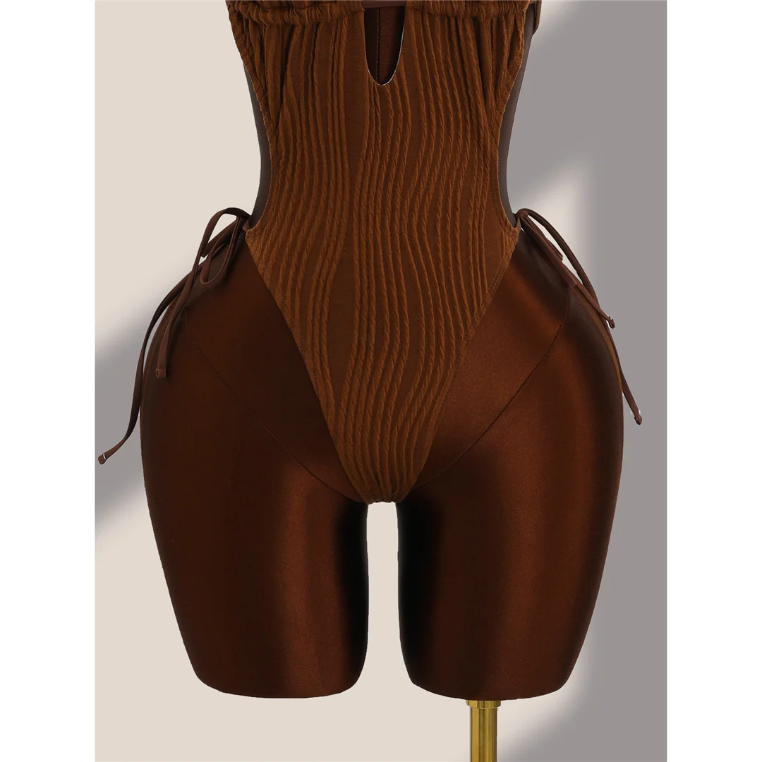 Einteiliger Badeanzug mit tiefem V-Ausschnitt und Neckholder, geraffter Schnitt, Damen-Badebekleidung, rückenfreies Design, hoher Beinausschnitt, gepolstert, Badeanzug, Modell V8343. – Detail 17
