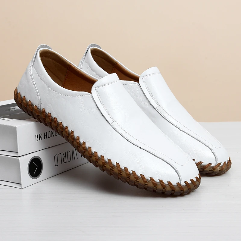 

2025 Новая большая повседневная кожаная обувь, сшитая вручную, модная и универсальная мужская обувь, удобный интерьер