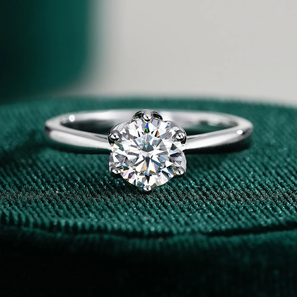 Classic Six Claw Ring 18K Gold Inlaid with Moissanit Diamond, Fashionable Classic Women's Platinum PT950 Diamond Jewelry