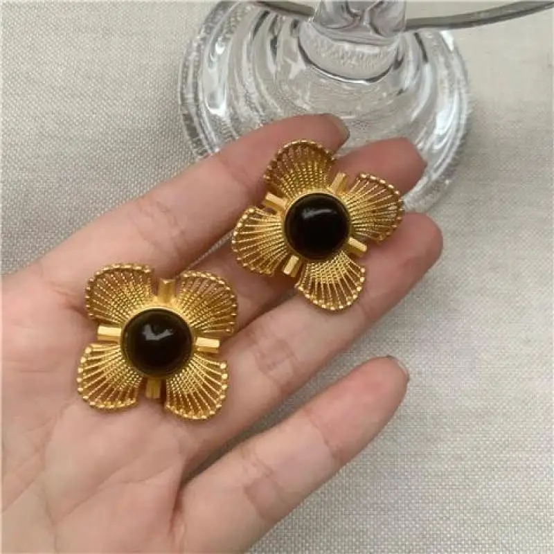 Vintage Black Crystal Gold Color Flower Stud Earrings for Women Elegant Temperament Jewelry Wedding Gift Design Fine Accessories