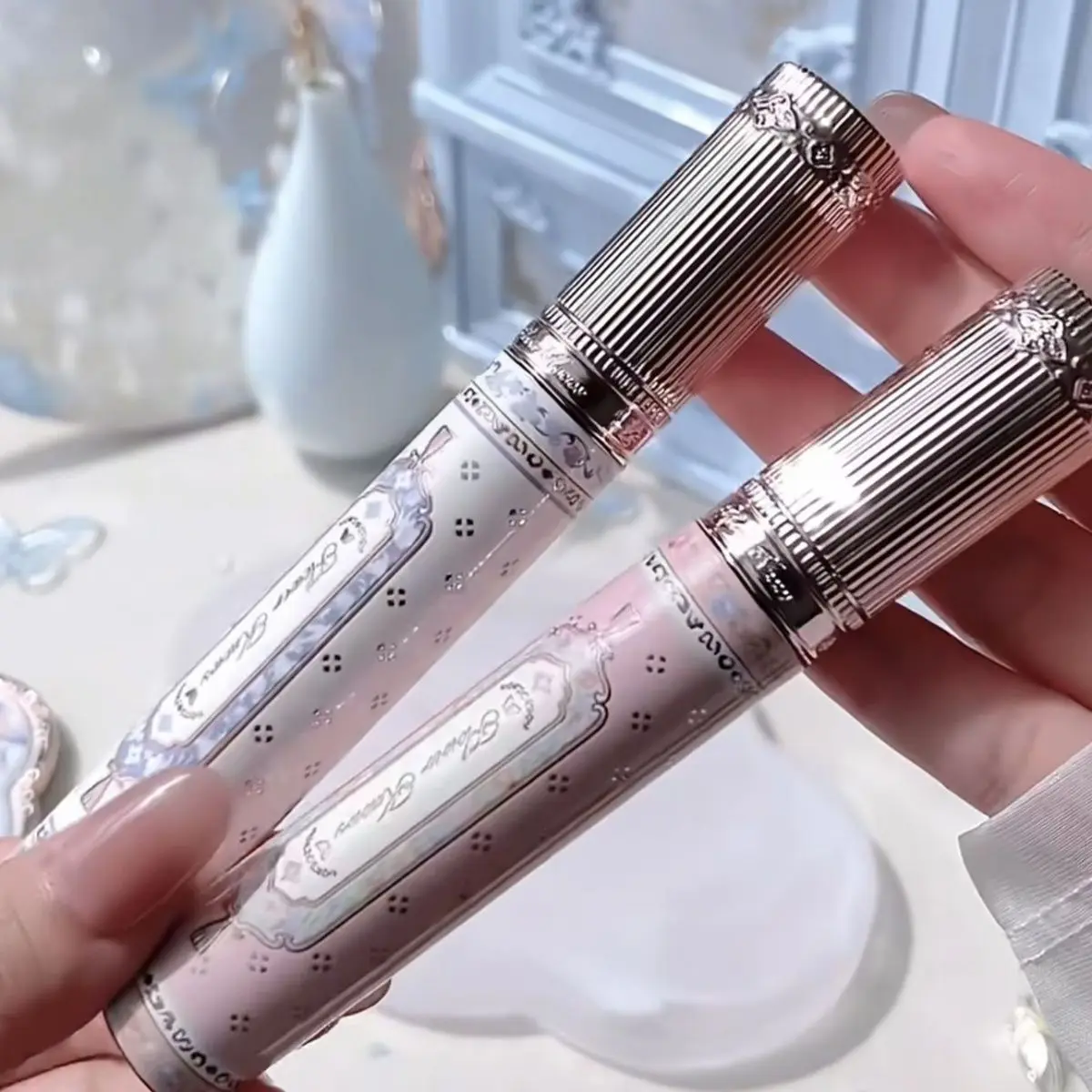 Flower Knows Butterfly Cloud Mascara d'épaule Caractéristiques une tête de brosse en silicone longue bouclée et épaisse marron foncé noir ne tache pas