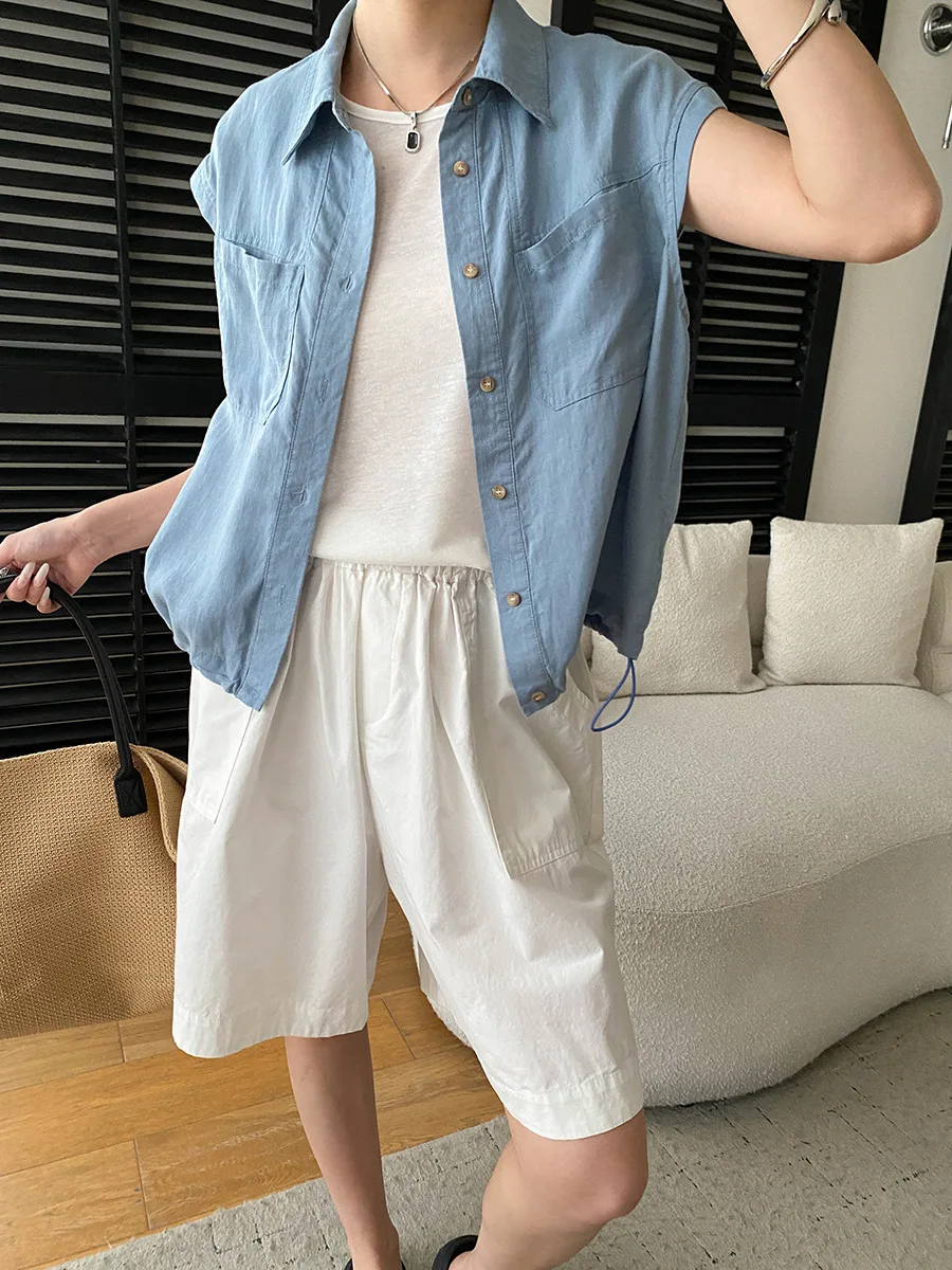 Sommerliches Damenhemd in unifarbenem Design mit Reverskragen, zwei Taschen und lockerem, kurzem Flügelärmel. – Detail 4
