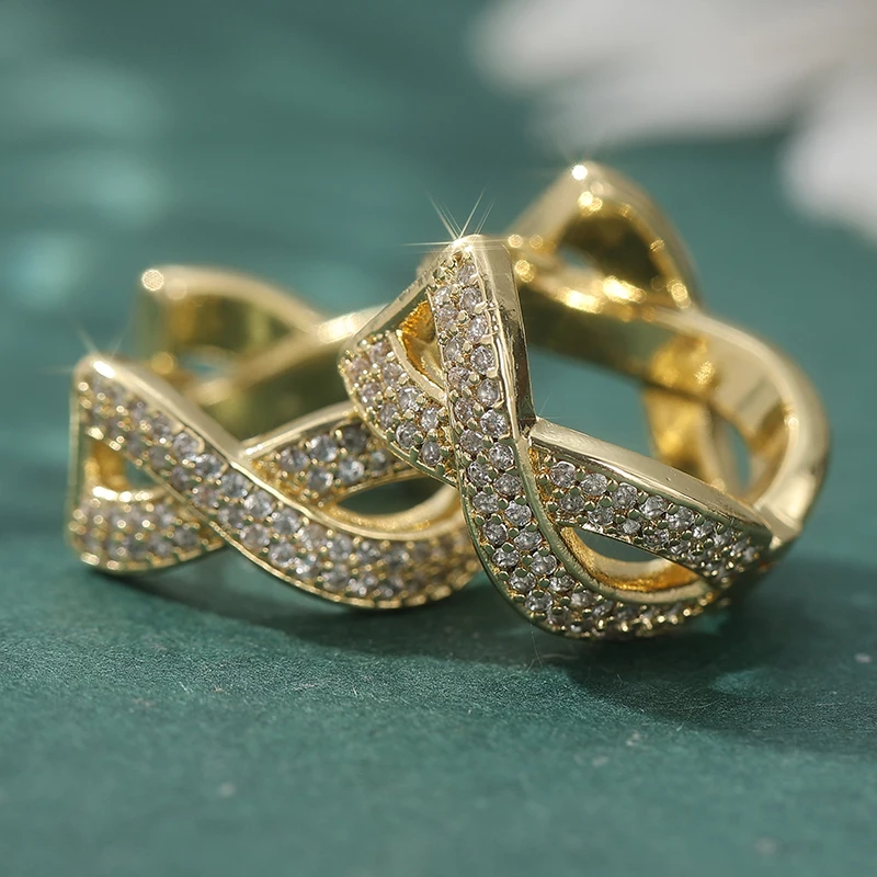 Luxuriöse Goldfarbene Weiße CZ-Creolen Damen-Ohrringe Metall Handgeschnitzte Geometrie für Party und Alltag – Detail 5