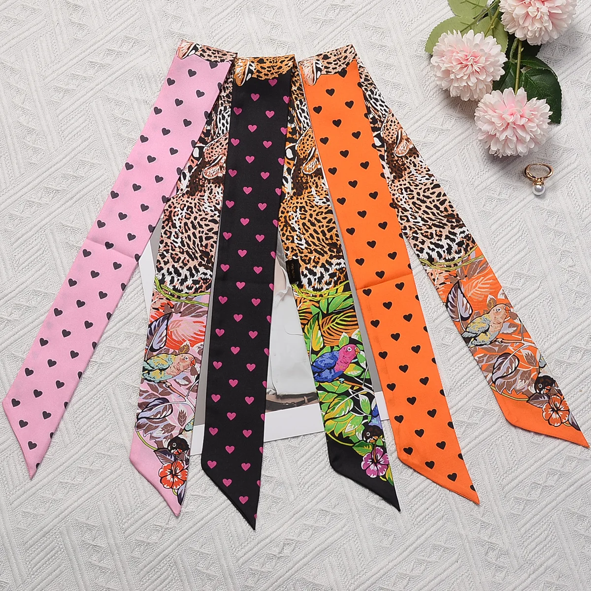 2023 New Leopard Heart Scarf Women Luxury Brand Silk Scarf Fashion Foulard Skinny Bag Scarves Hair Headband Neckerchief