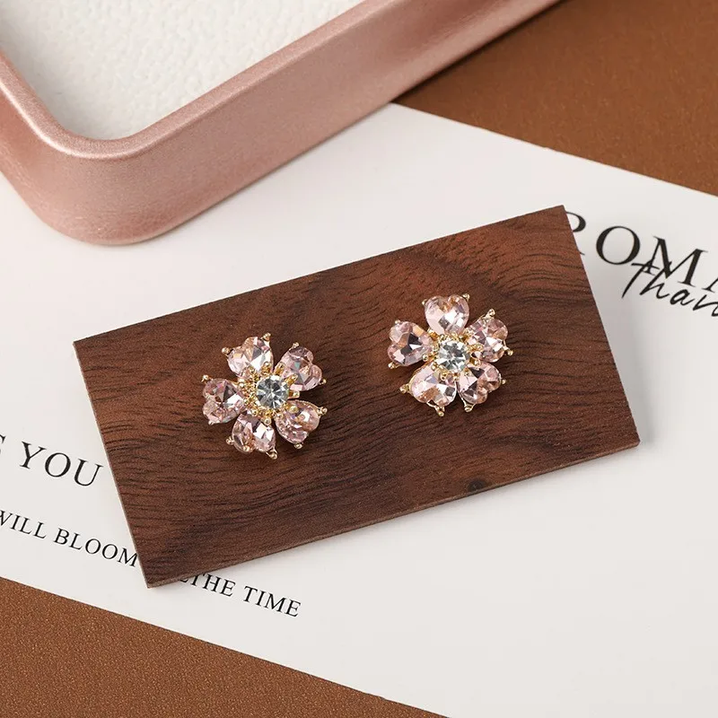 2024 New Korean Sweet Exquisite Pink Flowers Stud Earrings Elegant Fashion Little Fresh Luxury Women Earrings Jewelry