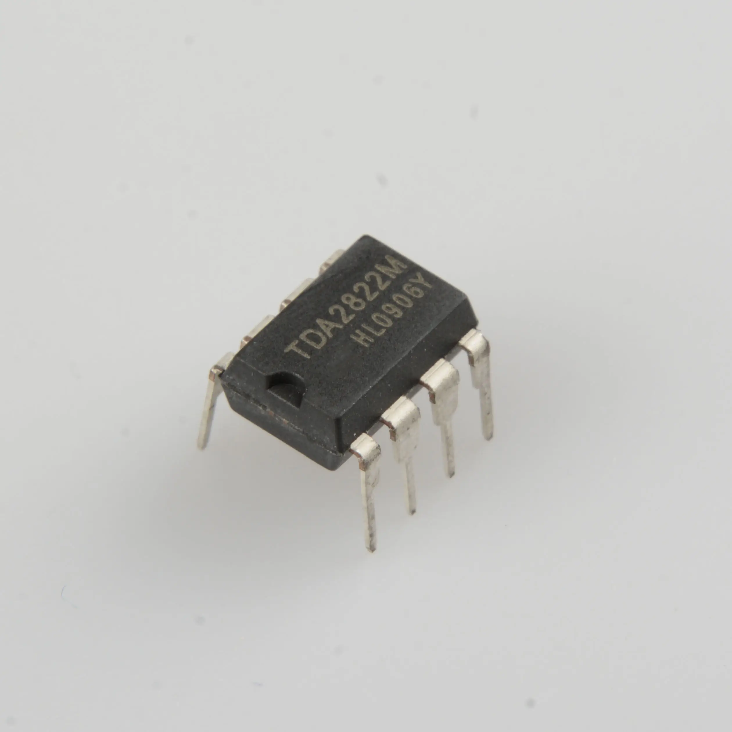 In-line TDA2822M dual audio amplifier DIP-8 chip