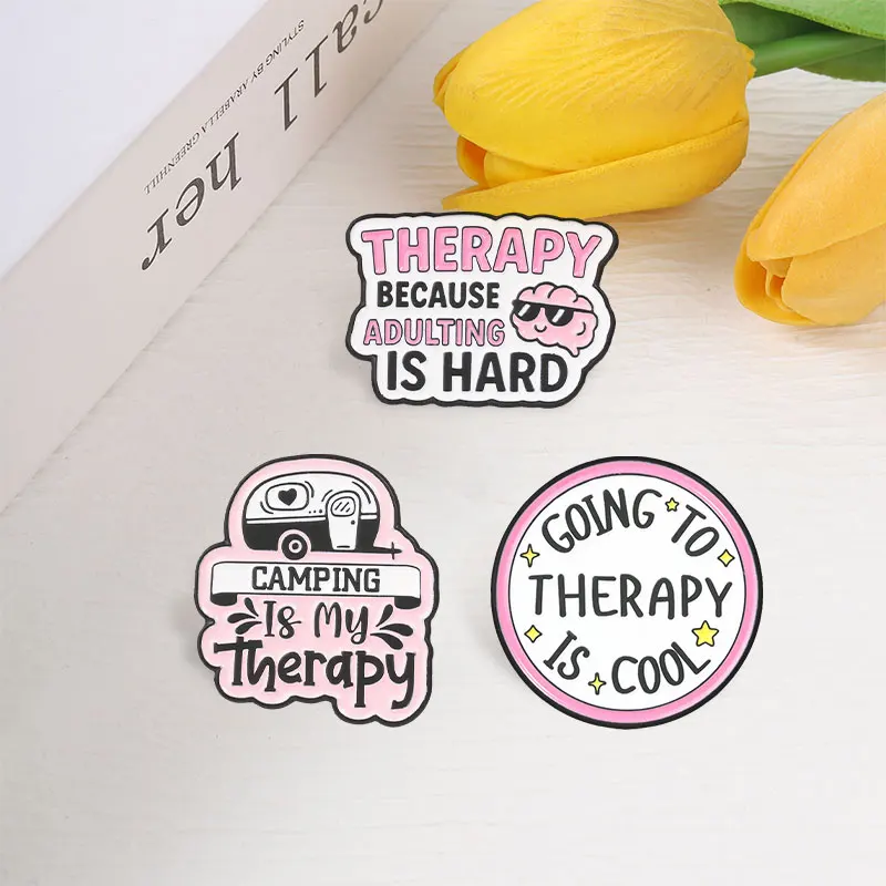 �Therapie zu gehen ist cool“ – Emaille-Abzeichen, „Erwachsen werden ist schwer“ – Zitat-Anstecker, Brosche mit mentaler Gesundheit, Humor, Schmuck, Geschenk – Detail 6