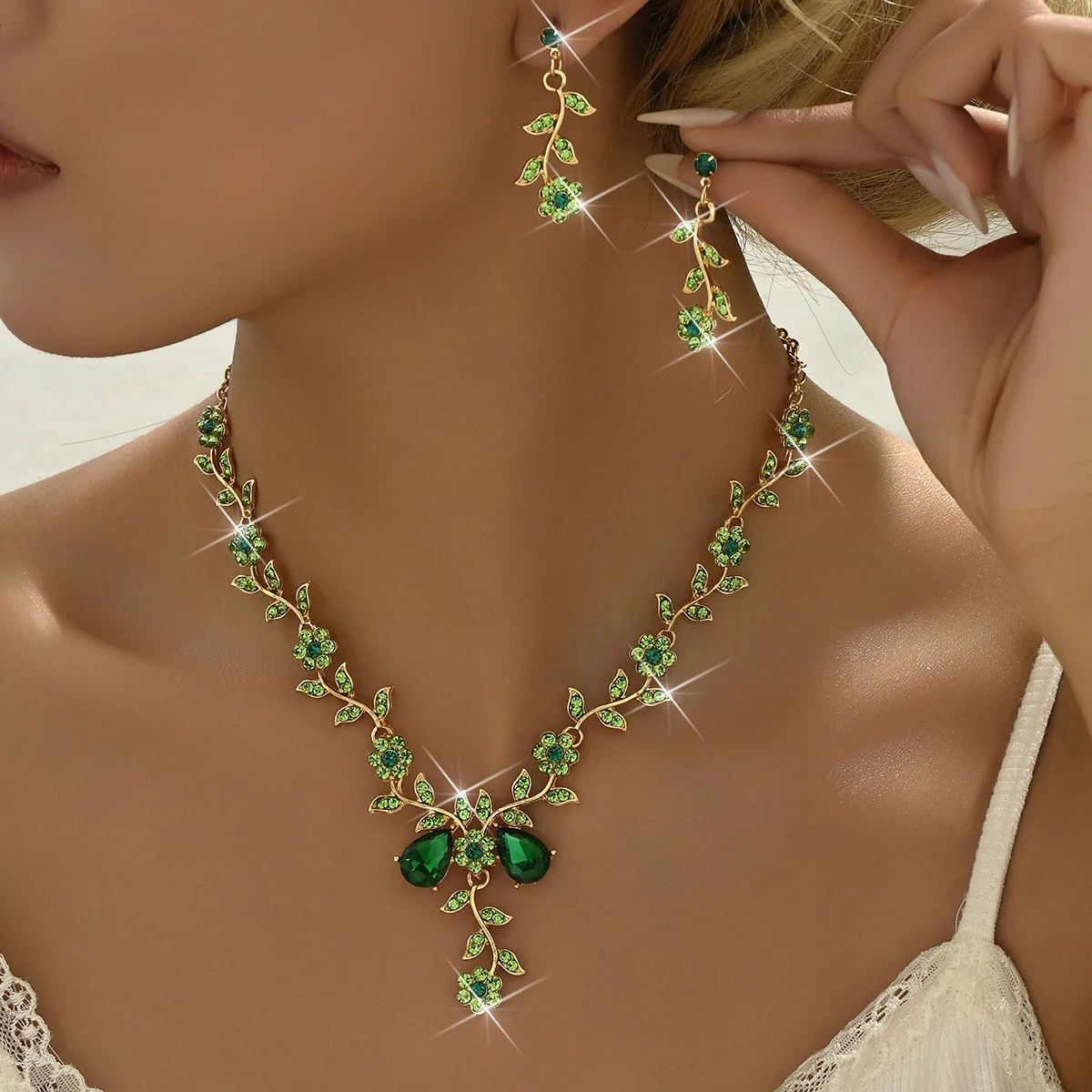 

Fashion Personality Water Crystal Necklace Earrings Set Women's Ball Clothing with Factory Accessories Wholesale