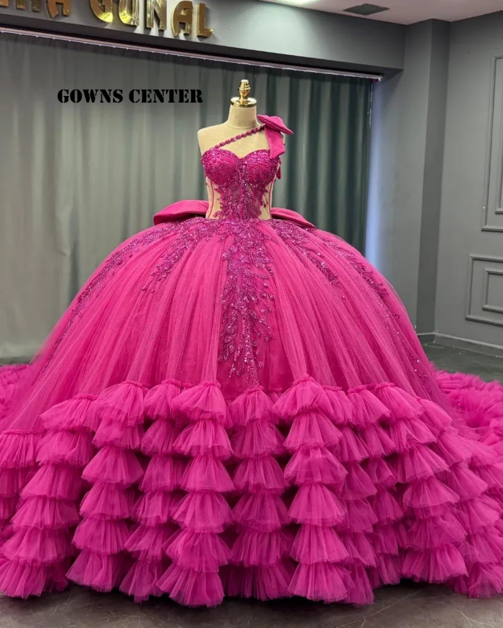 Abiti Quinceanera rosa caldo da 15 anni con perline di cristallo Abito da ballo messicano con strascico increspato 2026 Abito di lusso per compleanno personalizzato