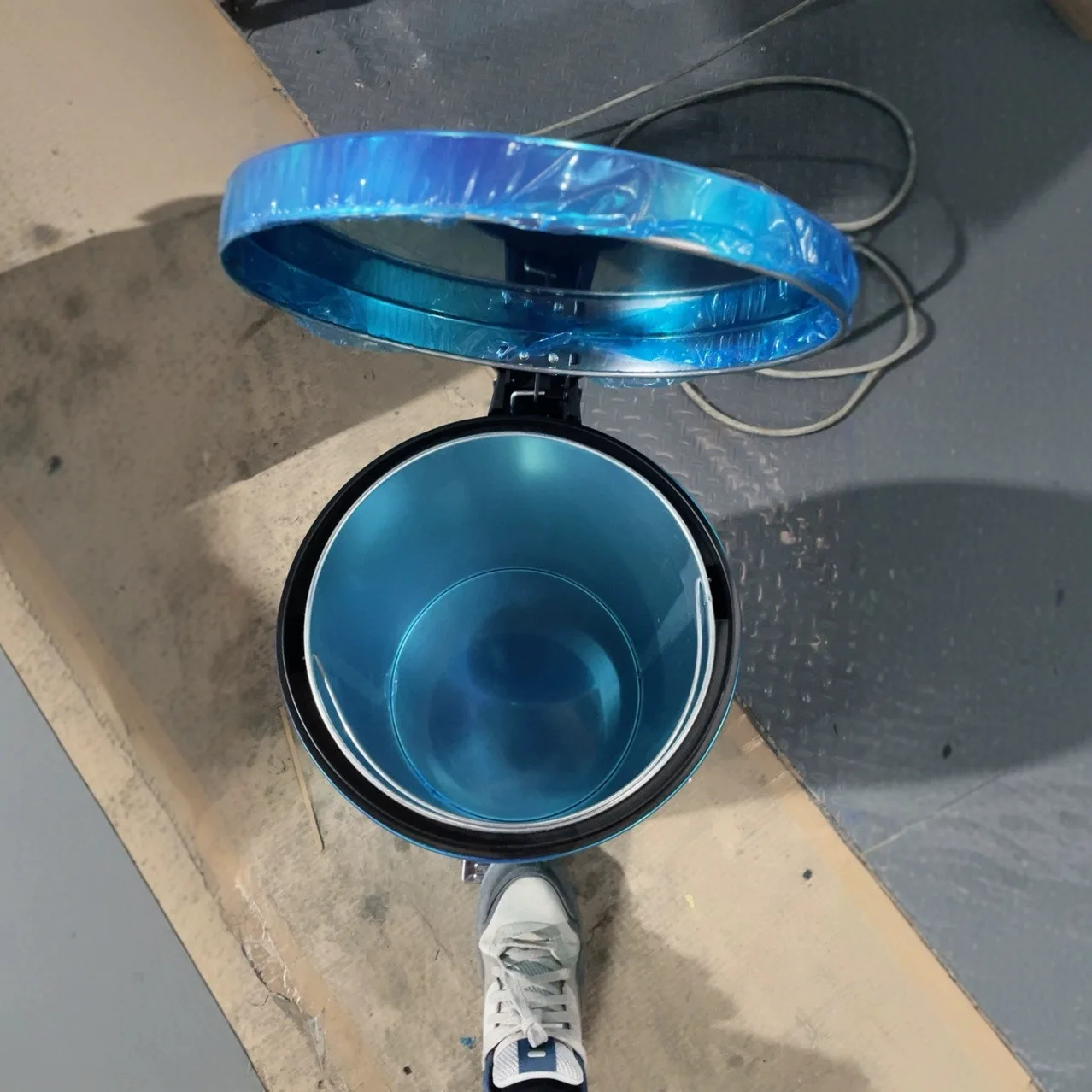 Foot pedal fireproof trash can Flame retardant trashcan Stainless steel inner bucket Iron bucket