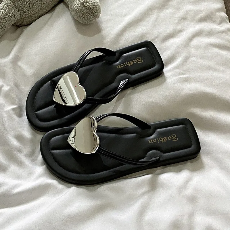 Summer New 2025 Lady Heart Shape Flip Flops Summer Outdoor Slippers Travel Outdoor Beach Fashionable Flip Flops