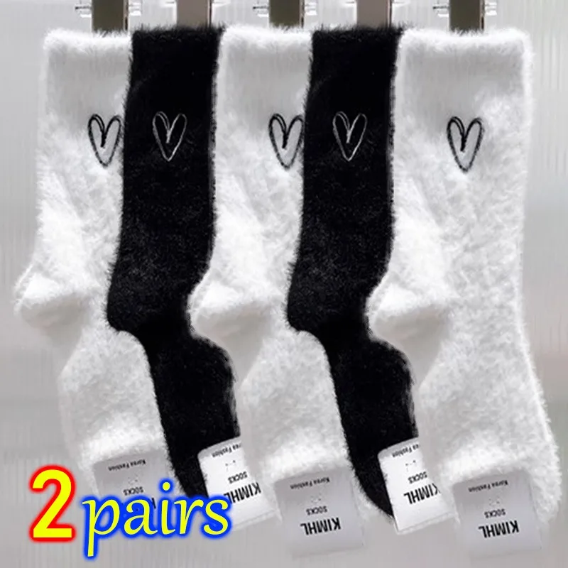 Calcetines de terciopelo de visón peludo para el hogar, medias cálidas de felpa gruesa, esponjosas, blancas y negras, en forma de corazón, Invierno