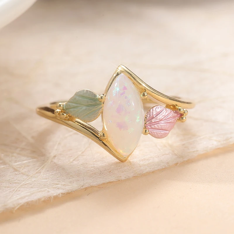 Luxuriöser, goldfarbener, dünner Damenring mit Blattform-Relief und künstlichem Opal, exquisiter Ring im frischen Waldstil, Schmuck