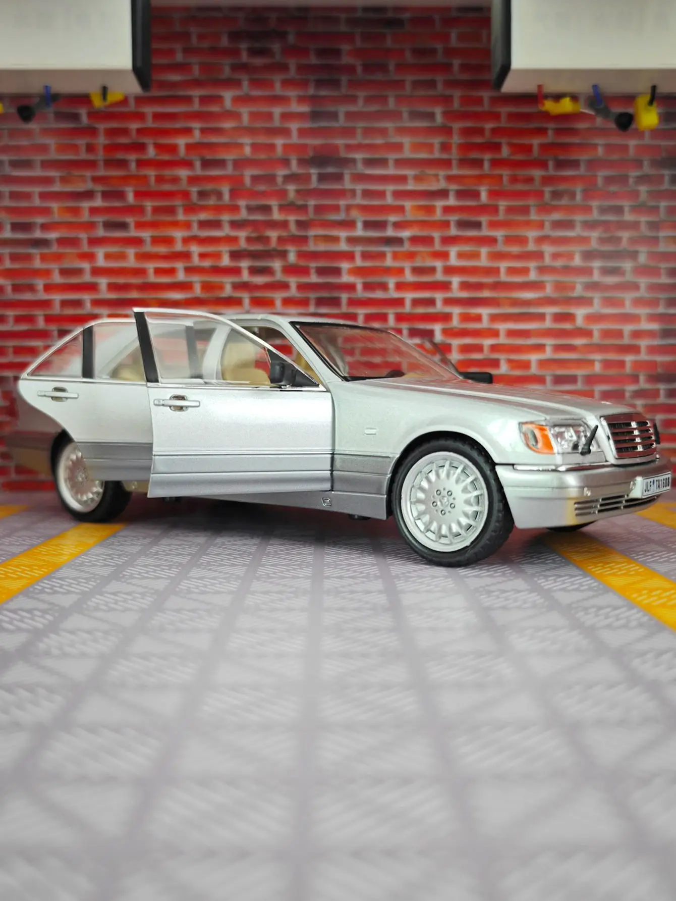 1:24 Mercedes Benz W140 S320 modello di auto in lega, porte e cofano possono essere aperti come regalo di compleanno per i bambini