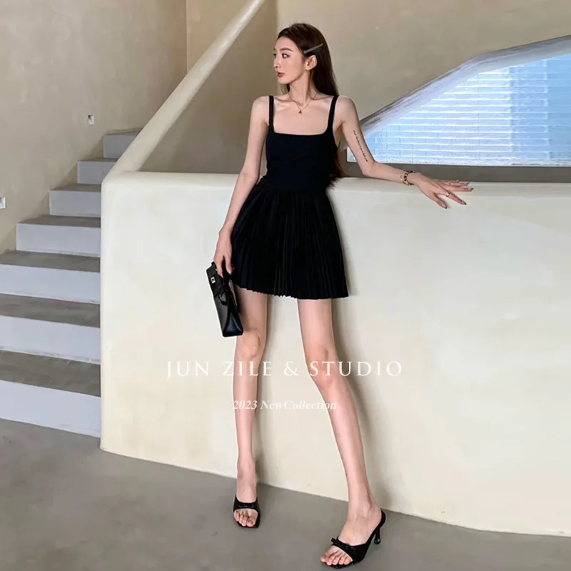 UMI MAO robe printemps haut de gamme sensation exposée dos évidé jupe à bretelles réduisant l'âge jupe plissée femmes jupe courte