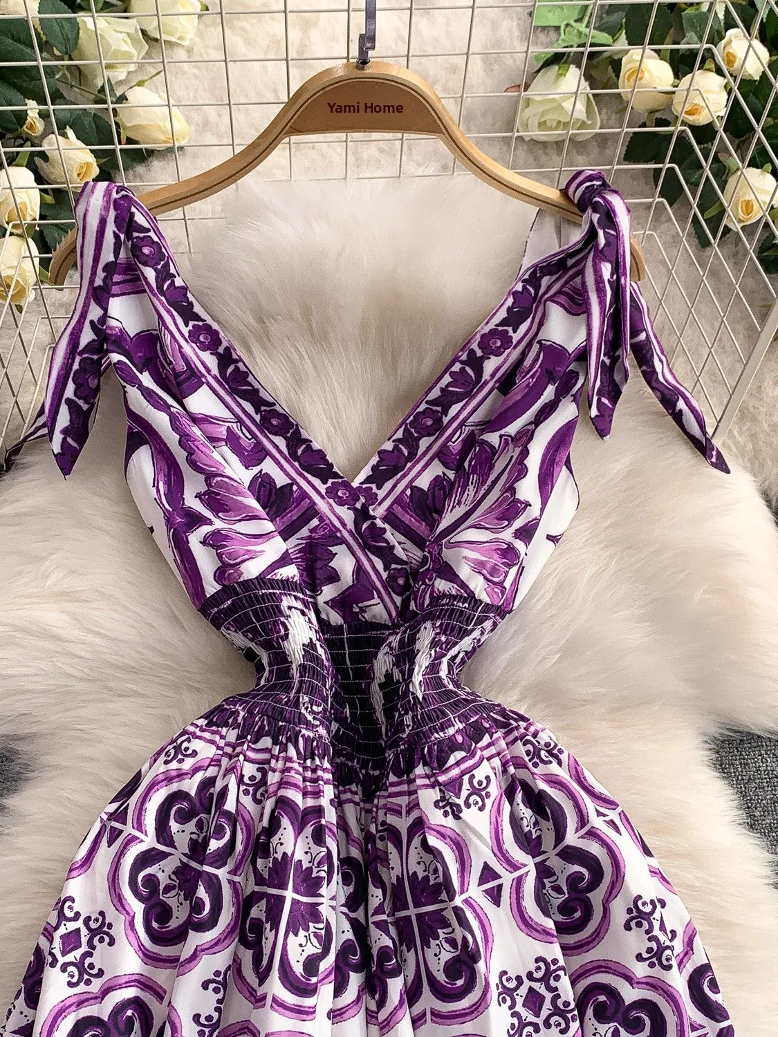 فستان نسائي متوسط ​​الطول بدون أكمام برقبة على شكل حرف v وطباعة أرجوانية وخصر مرن تنورة واسعة نمط التنقل عالي الخصر فستان صيف...