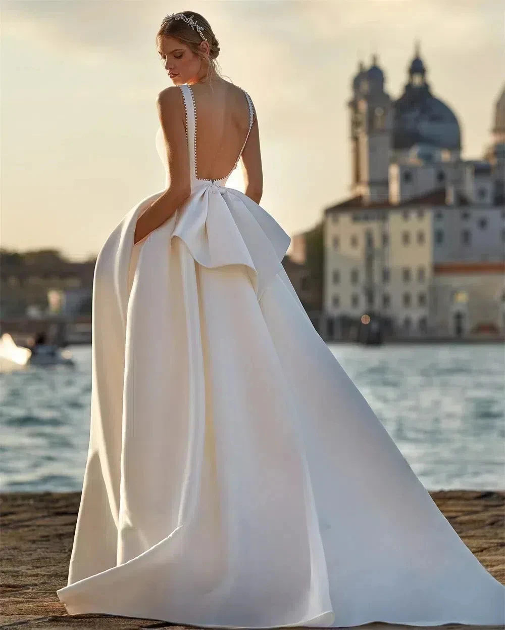 

Classic Satin Wedding Dresses For Women Pleated Pearls Beaded A Line V Neck Backless Bow Bride Robe De Mariée with Pocket