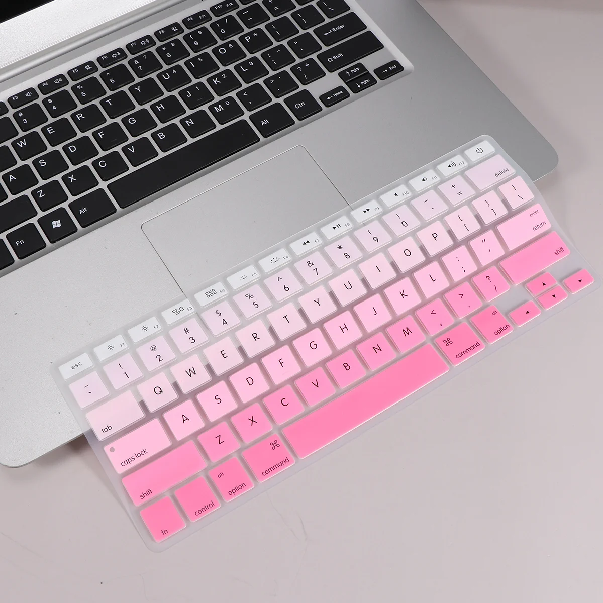 قطعتان من طبقة حماية لوحة المفاتيح غطاء سيليكون متين لأجهزة الكمبيوتر المحمول مقاوم للماء والغبار وسهل التنظيف وواقي رقيق متوافق مع