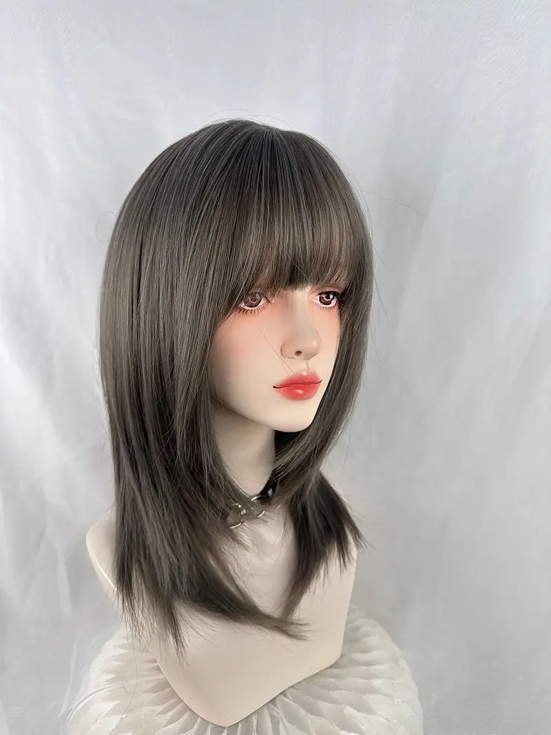 合成ヘーゼルナッツグレーレイヤードロングストレート鎖骨ウィッグ女性のためのヘアウィッグ前髪耐熱パーティー毎日ナチュラル使用