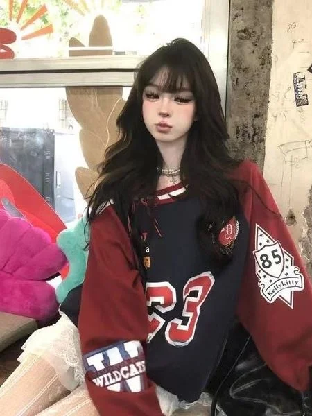 Amerykańska luźna bluza damska z kokardą na ramieniu, nowa kolekcja wiosna-jesień, nadruk z literami, styl streetwear, długi rękaw, okrągły dekolt.