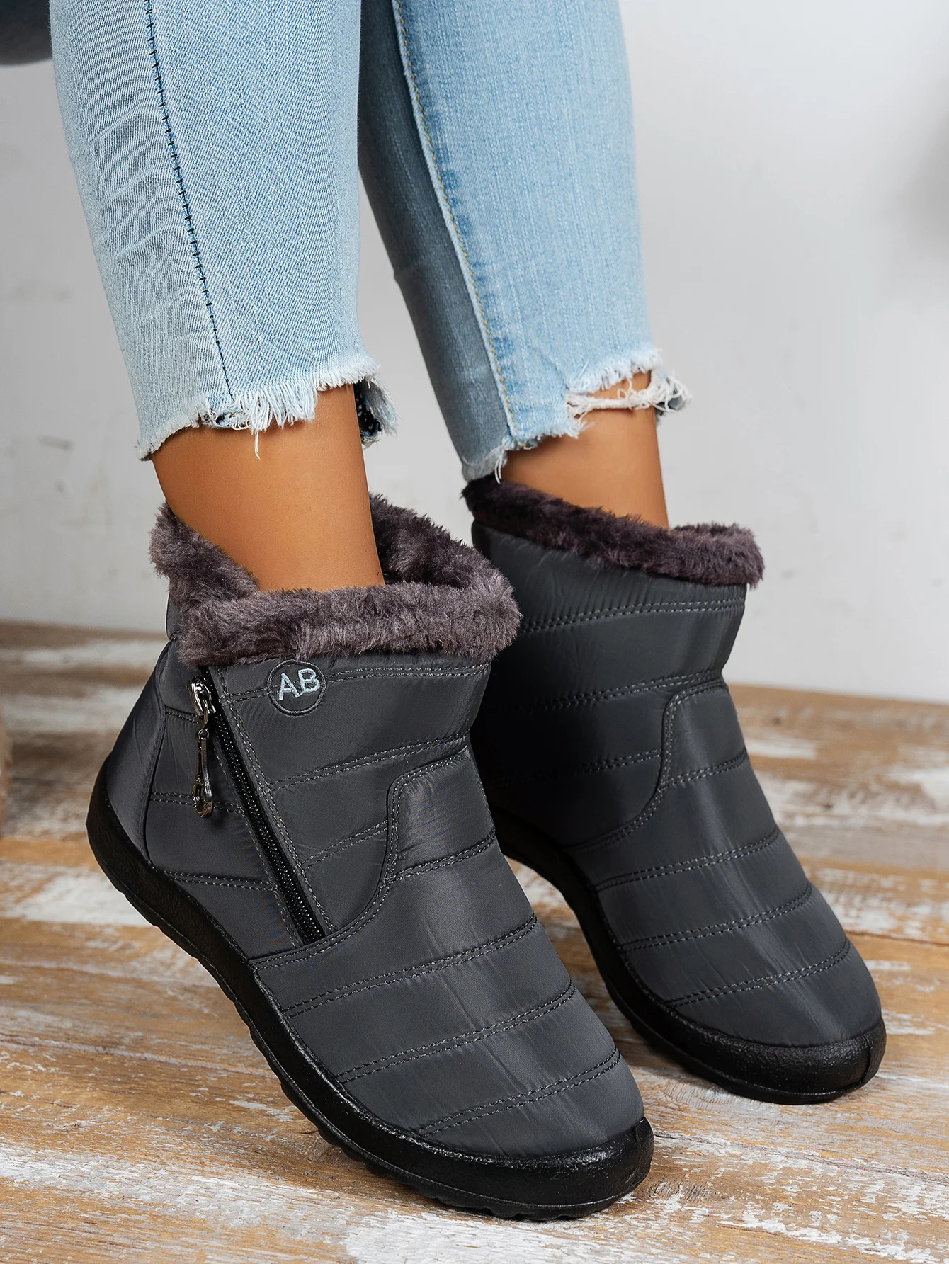 Damen Gesteppte Wetterfeste Winter-Knöchelstiefel, Seitlicher Metallreißverschluss mit Ringzuglasche, Bestickte Schuhe für Kaltes Wetter – Detail 4