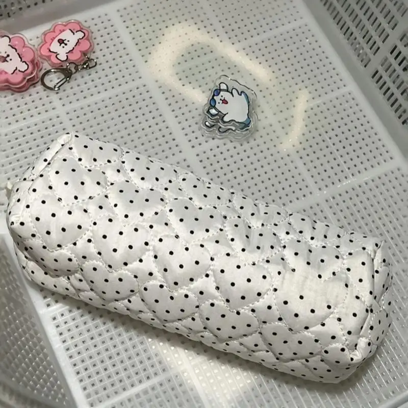Weiches, gestepptes weißes Polka-Dot-Federmäppchen mit großer Kapazität und niedlichem Design für Schüler zur Aufbewahrung von Schulschreibwaren. – Detail 3